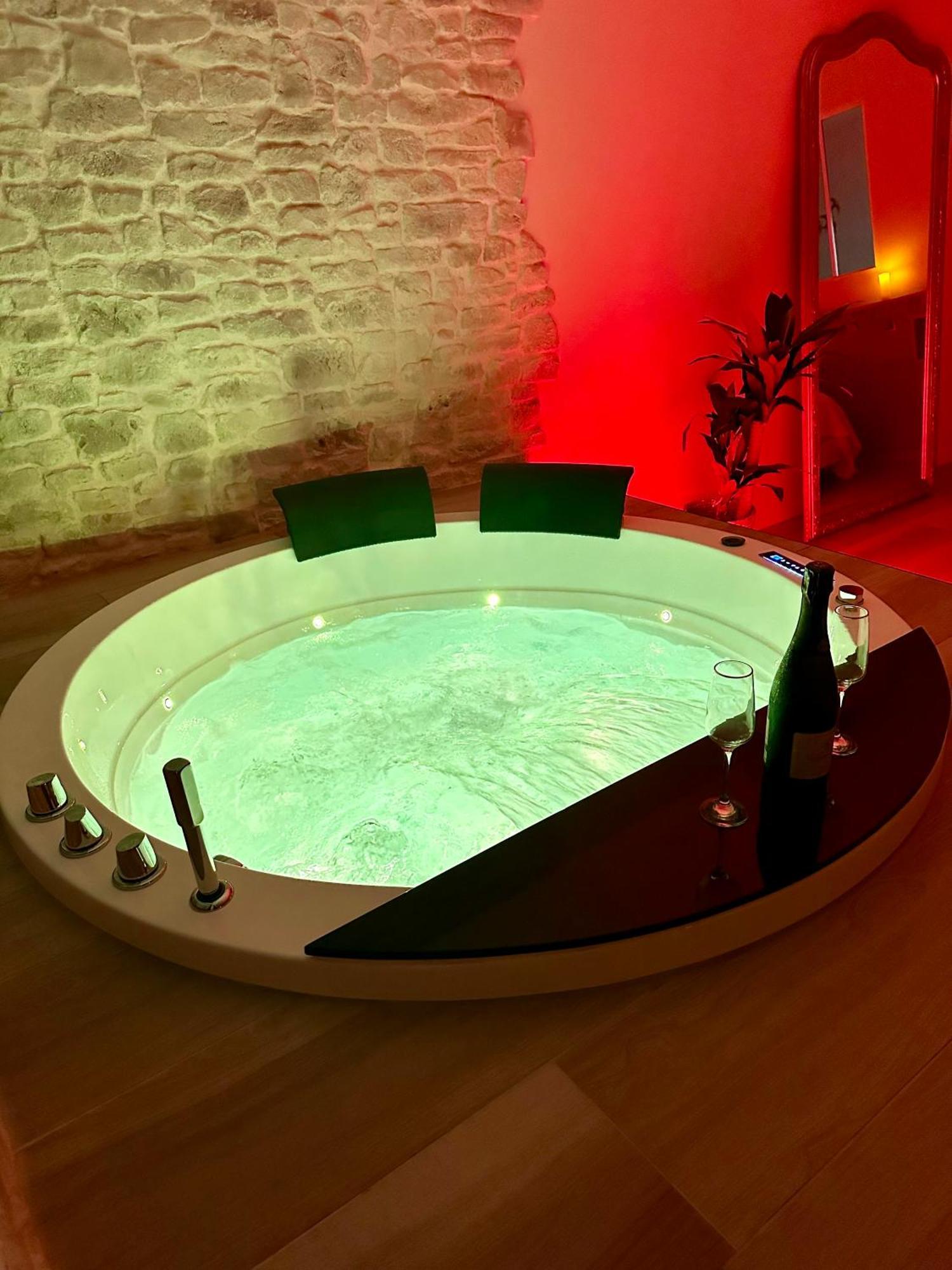 Les Suites Du Payre - Suite Romance Saint-Hilaire-de-Talmont Экстерьер фото