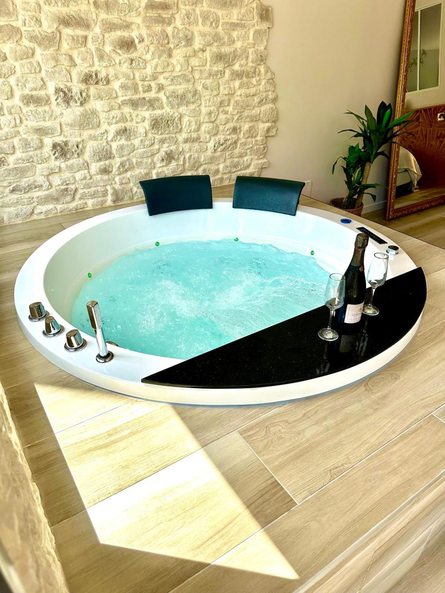 Les Suites Du Payre - Suite Romance Saint-Hilaire-de-Talmont Экстерьер фото